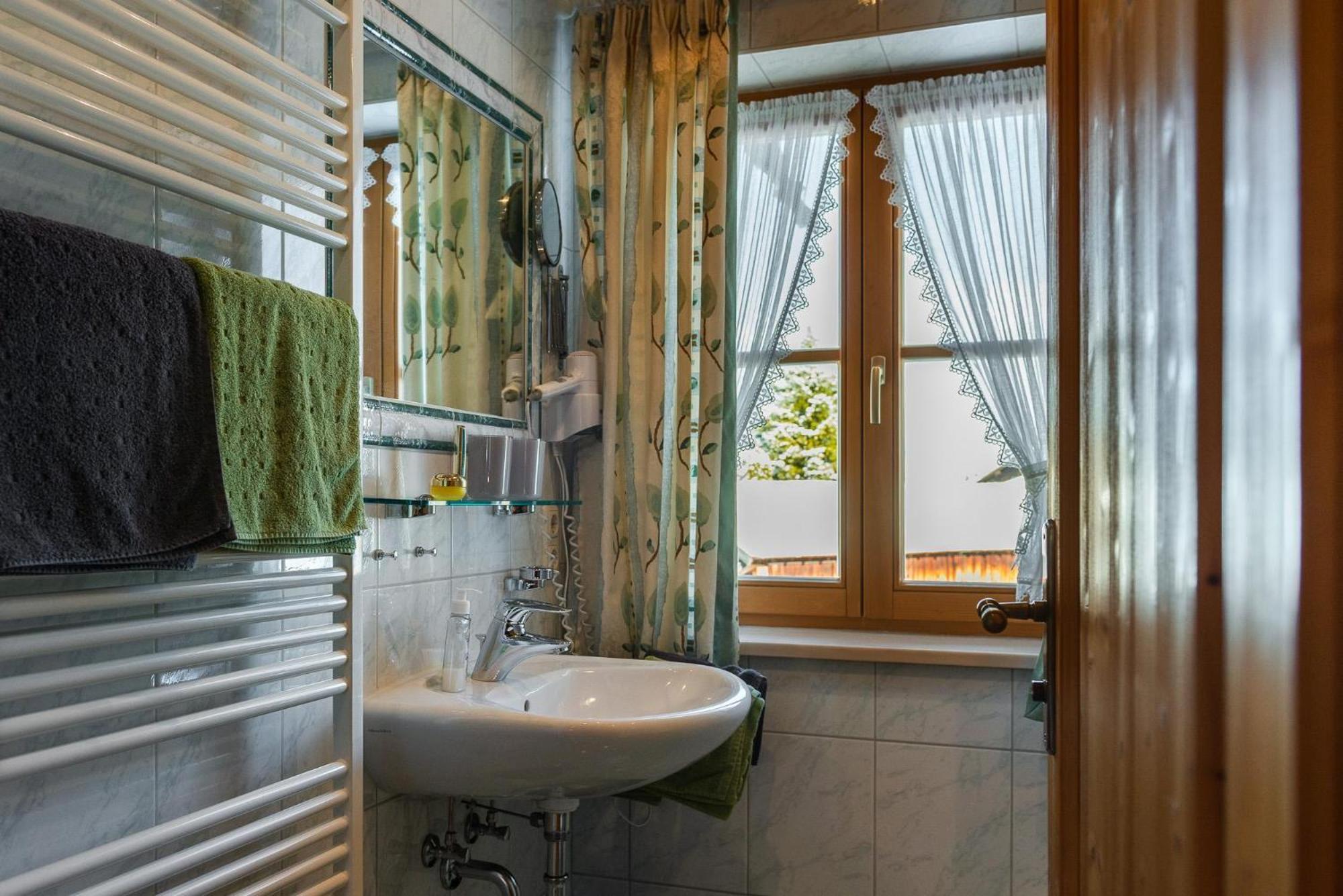 Krün Gaestehaus Alpenparadies מראה חיצוני תמונה